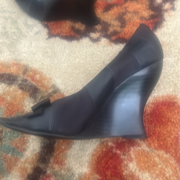 BCBG size 8 high heels, black with a bow, leather and suede! - Picture 3 of 4
